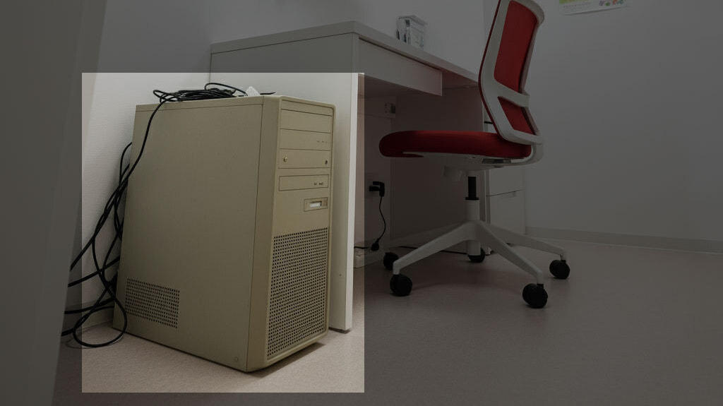 机の下に置かれた個人情報が入った電子カルテPCのイメージ